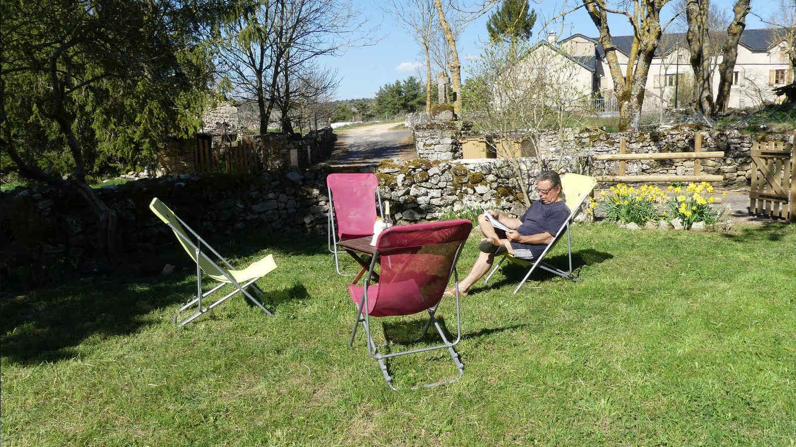 Terrasse avec chaises longues