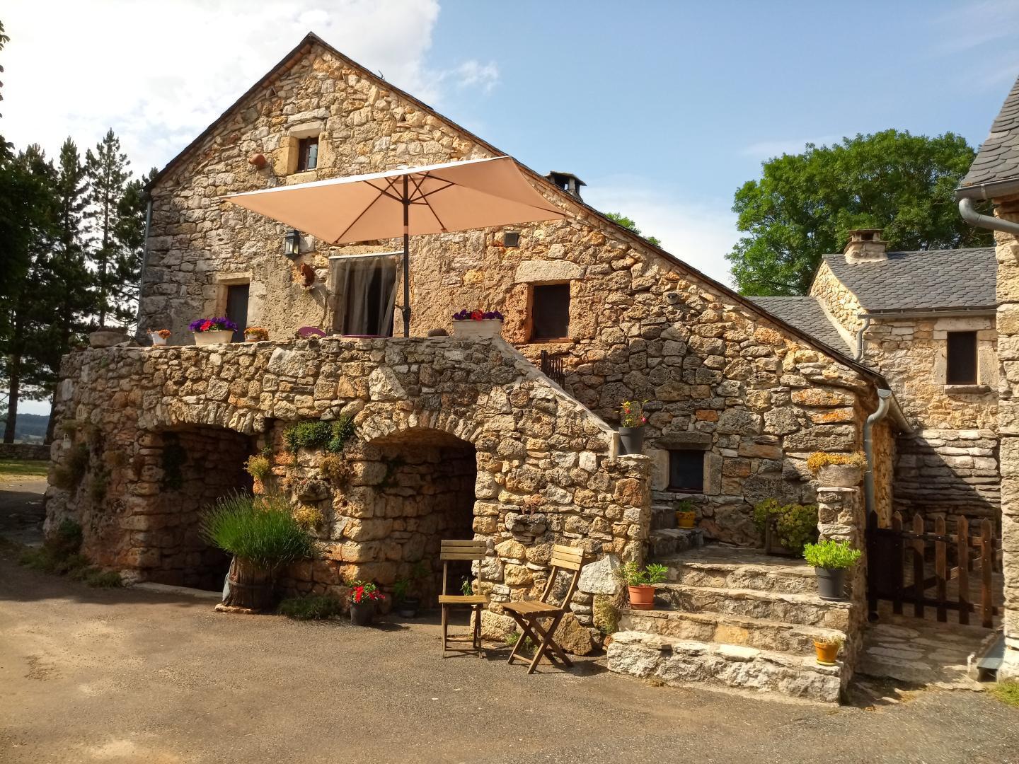 gite causse mejean exterieur maison