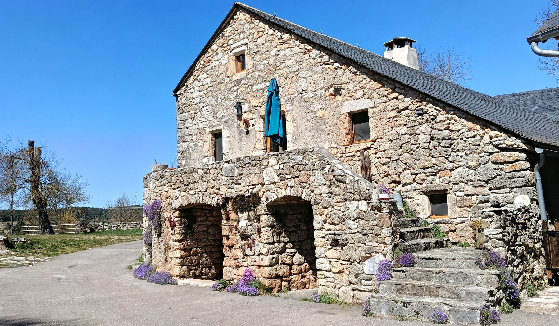 gite causse mejean exterieur maison